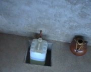 Mezcal - v�roba. Zachyt�v�n� vydestilovan�ho alkoholu.
