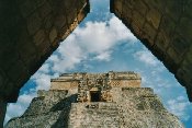 Kouzeln�kova pyramida, Uxmal, Mexiko
