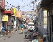 Peking - Jedna z uli�ek, kter�mi jsme proch�zeli na cest� k n�m�st� Nebesk�ho klidu, ��na