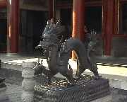 Drak p�ed jedn�m z pal�c�, Zak�zan� m�sto, Peking, ��na
