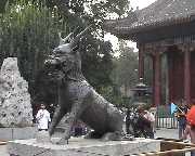 Socha b�jn�ho zv��ete p�ed jedn�m z pal�c�, Letn� pal�c c�sa�ovny Cixi, Peking, ��na